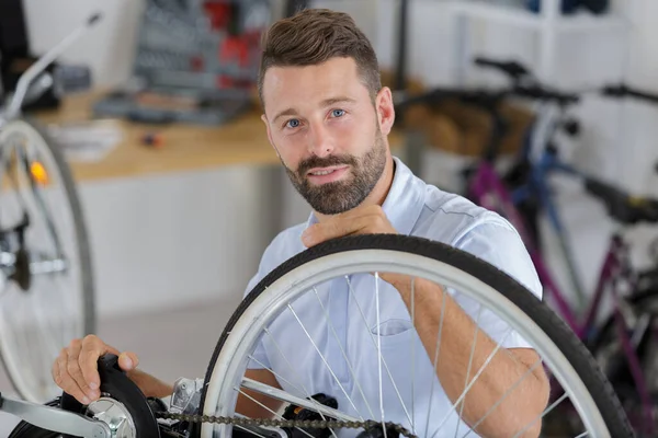 Glücklicher Mann Repariert Erfolgreich Ein Fahrrad — Stockfoto