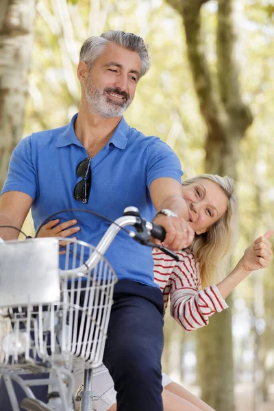 Parkta Bisiklet Süren Mutlu Yaşlı Çift — Stok fotoğraf