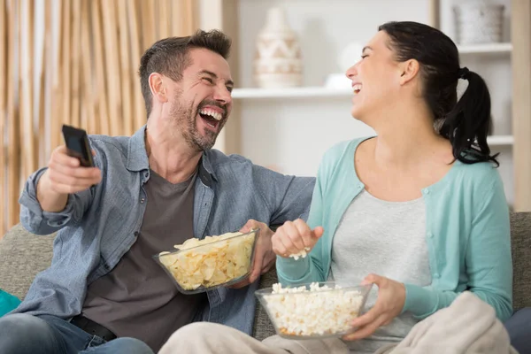 Para Popcornem Ogląda Razem Telewizję — Zdjęcie stockowe