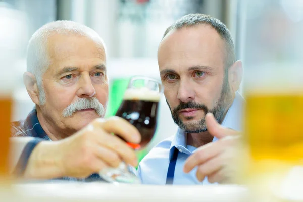 Uomini Esaminando Vetro Birra — Foto Stock