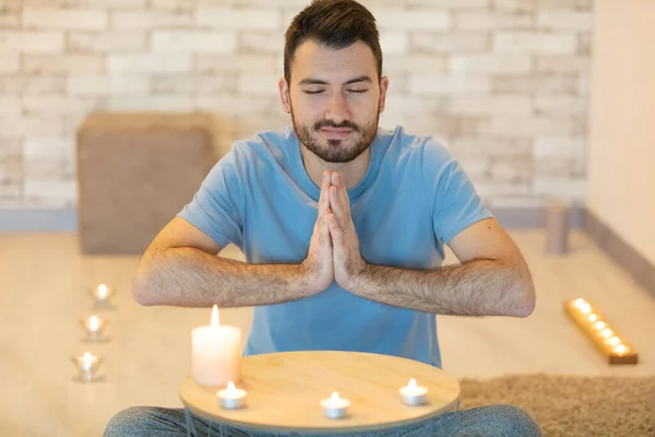 Genç Adam Mumlarla Meditasyon Yapıyor — Stok fotoğraf
