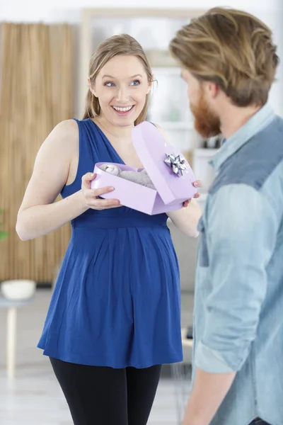 Šťastná Těhotná Žena Držící Dárkový Box — Stock fotografie