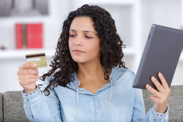 Frau Nutzt Kreditkarte Und Digitales Tablet Für Online Einkauf — Stockfoto
