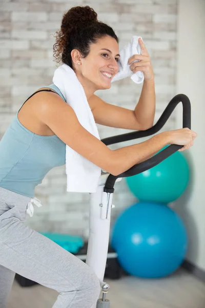 Mulher Máquina Exercício Limpando Sua Testa Com Toalha — Fotografia de Stock