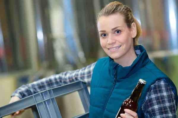 Distillatrice Con Mano Una Birra Imbottigliata — Foto Stock