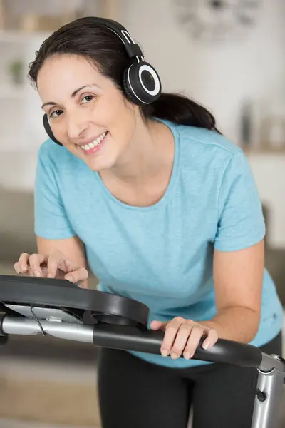 Kadın Programlama Egzersiz Makinesi Kulaklık Takıyor — Stok fotoğraf