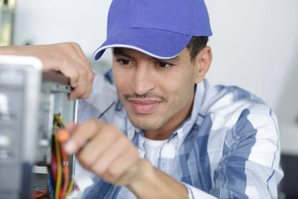 Técnico Feliz Reparar Computador — Fotografia de Stock