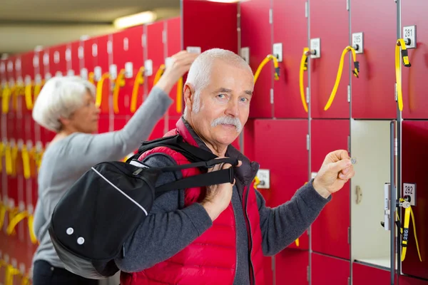 Senior Man Fitness Klubb Omklädningsrum — Stockfoto