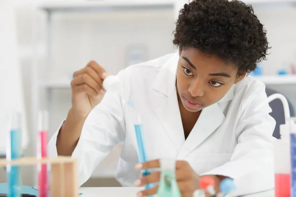 Laboratuvarda Deney Tüpleriyle Genç Bir Kadın — Stok fotoğraf