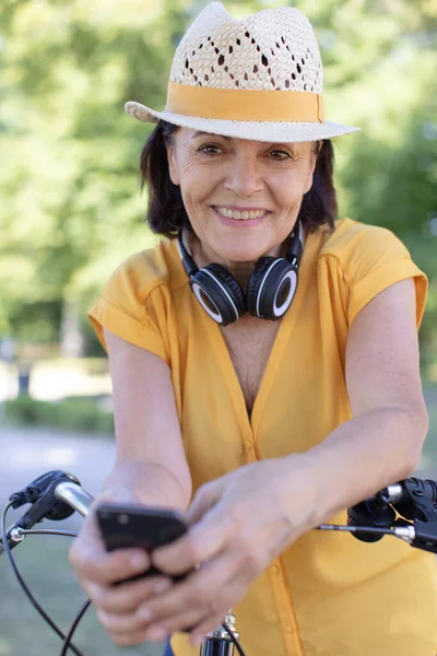 Mulher Idosa Ativa Mensagens Texto Bicicleta Telefone — Fotografia de Stock