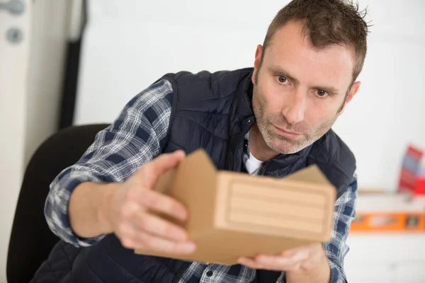 Muž Drží Krabici Dílně — Stock fotografie