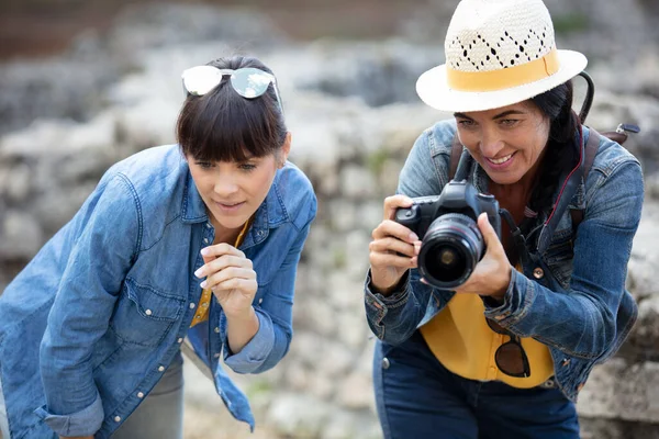Dos Mujeres Vacaciones Tomando Una Fotografía —  Fotos de Stock