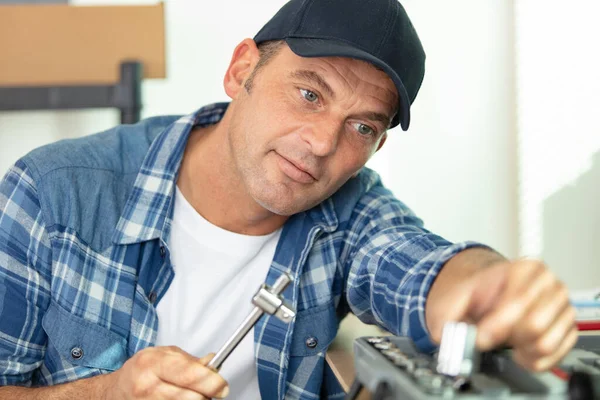 修理工从他的工具箱中选择正确的插座 — 图库照片