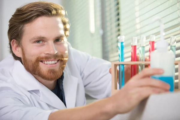 Erkek Bilim Adamı Renkli Test Tüpleriyle Çalışıyor — Stok fotoğraf
