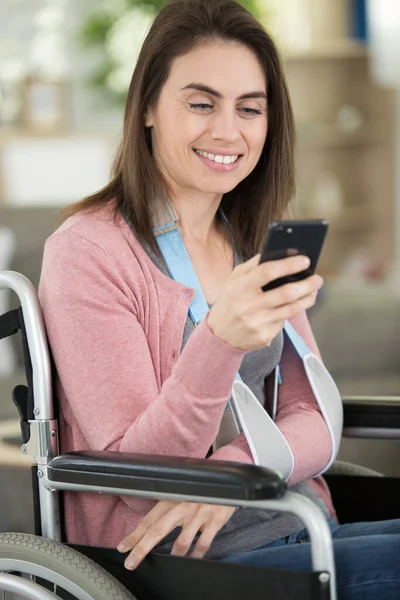 Ragazza Disabile Felice Leggere Messaggio Sul Cellulare — Foto Stock