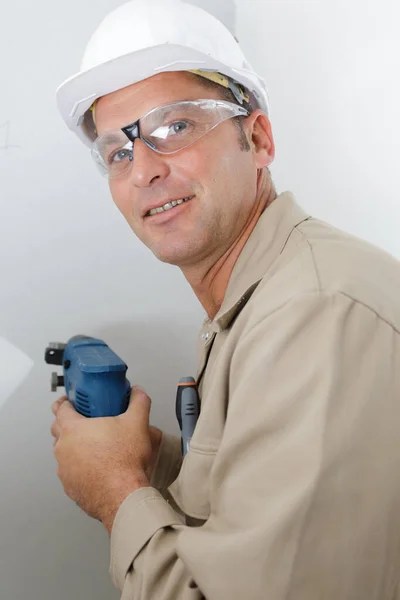 Hombre Perforando Pared Con Perforador —  Fotos de Stock