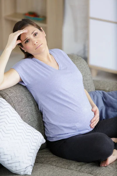 Mujer Embarazada Tiene Dolor Estómago Sentado Sofá — Foto de Stock