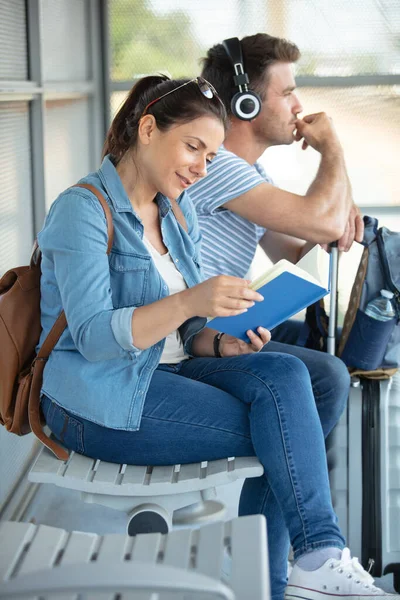 Kobieta Czytanie Książki Oczekiwaniu Transport Publiczny — Zdjęcie stockowe