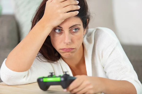 Сердитая Девушка Играющая Видеоигры — стоковое фото