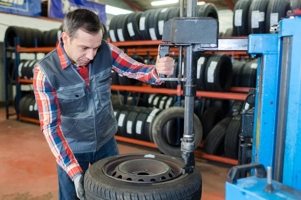 Hombre Que Utiliza Eliminación Del Neumático Rueda —  Fotos de Stock