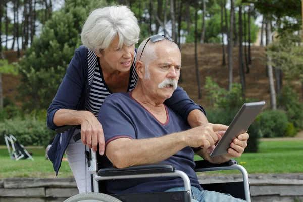 Pár Důchodců Používá Tablet Parku — Stock fotografie