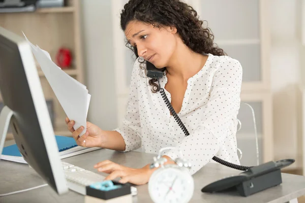 Pressurised Secretary Typing While Balancing Phone Her Shoulder — Stock Photo, Image