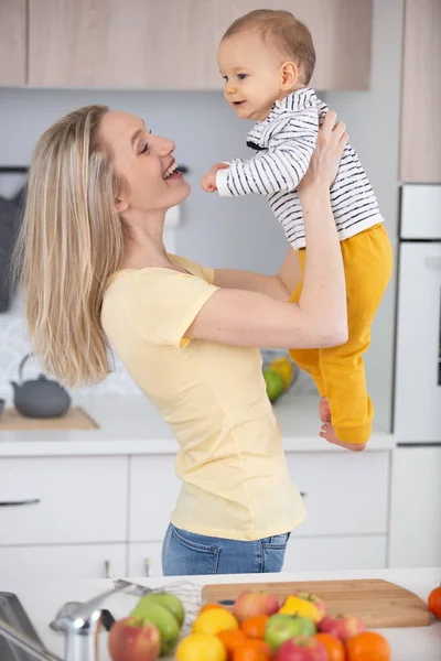 Bela Jovem Mãe Segurando Seu Bebê Bonito Cozinha — Fotografia de Stock