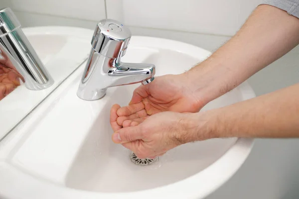 Lähikuva Mies Pesu Kädet Julkinen Kylpyhuone Pesuallas — kuvapankkivalokuva