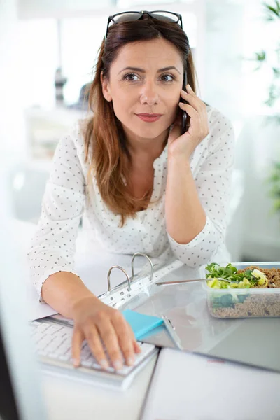 Frau Isst Salat Während Sie Telefoniert — Stockfoto