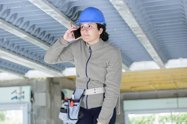 Mulher Empreiteira Trabalhador Telefone Uma Escada — Fotografia de Stock
