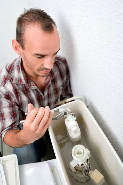 Człowiek Pracujący Nad Cysterną Toaletową — Zdjęcie stockowe