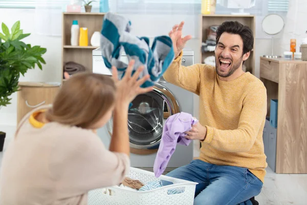 Lyckliga Par Som Har Kul Med Att Tvätta Tillsammans — Stockfoto