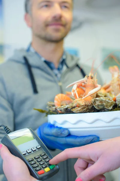 Customer Entering Code Card Machine Paying Seafood Platter — Stock Photo, Image