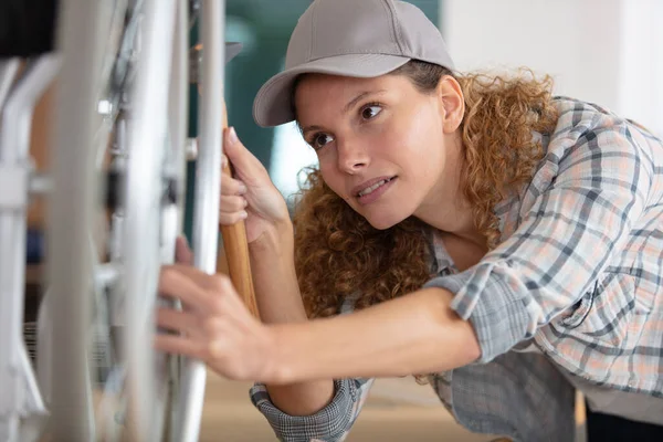 Vrouw Repareert Een Rolstoel Garage — Stockfoto