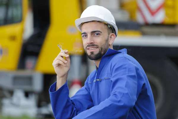 Portrait Ingénieur Fumant Une Cigarette — Photo