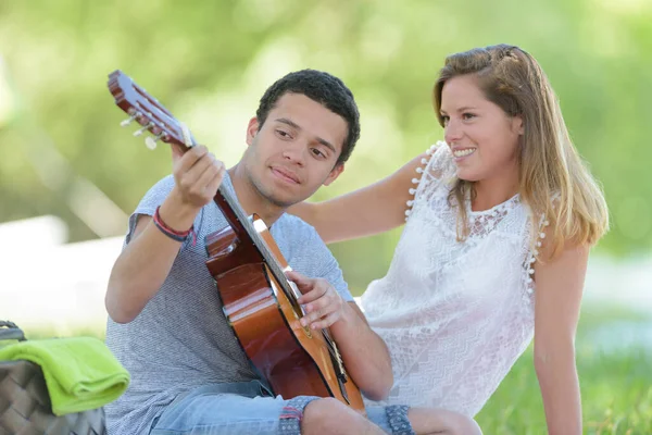Jovem Ensina Sua Namorada Tocar Guitarra — Fotografia de Stock