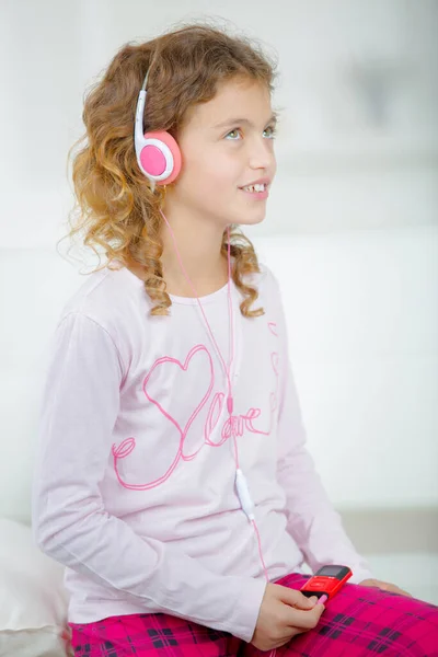 Dziewczyna Słuchająca Odtwarzacza Mp3 — Zdjęcie stockowe