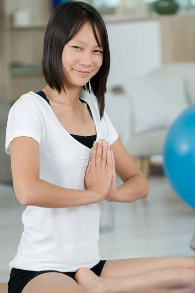 Femme Sur Tapis Yoga Avec Les Mains Position Prière — Photo