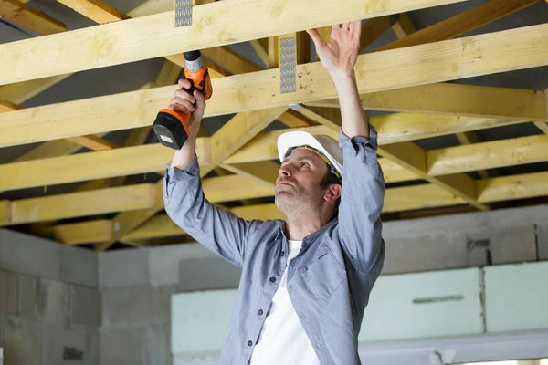 Schreiner Arbeitet Holzkonstruktion Wohnungsbau — Stockfoto