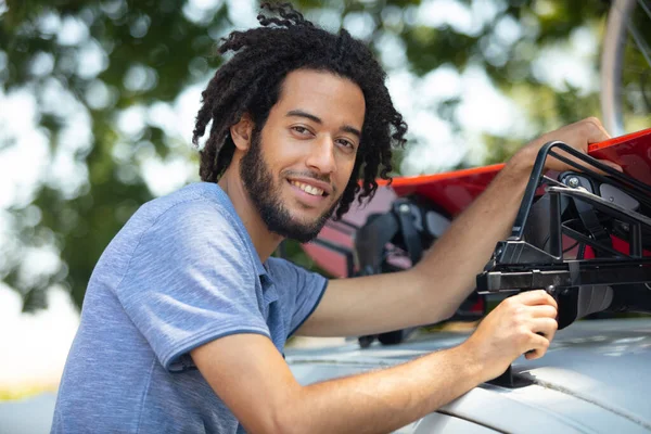 Mutlu Adam Arabanın Çatısını Tamir Ediyor — Stok fotoğraf