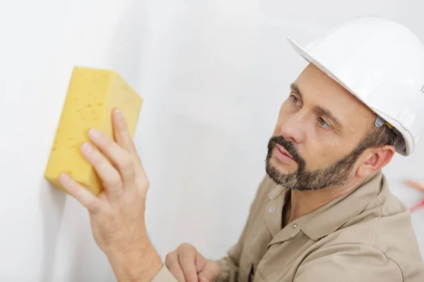 Construtor Usando Uma Esponja Para Limpar Parede — Fotografia de Stock