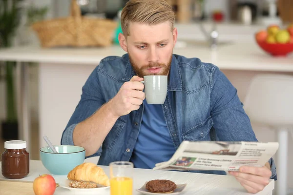 Young Man Drinking Coffee Reading Newspaper — Stock Photo, Image