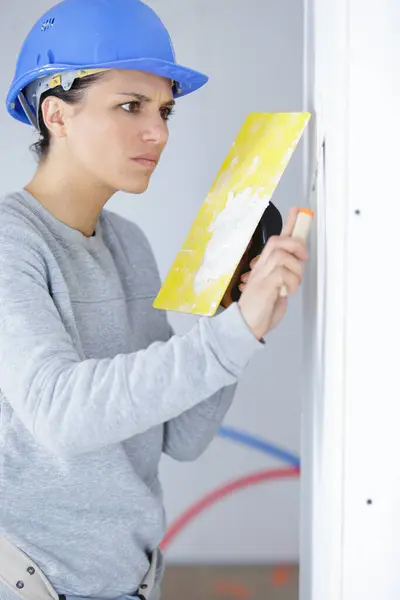 Werkende Vrouw Pleisterwerk Muren Het Huis — Stockfoto