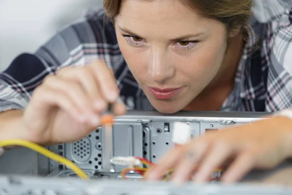 计算机修理工程师一个微笑的黑发妇女在工作 — 图库照片