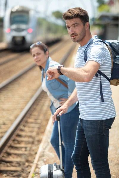 Pessoas Esperando Estação Trem — Fotografia de Stock
