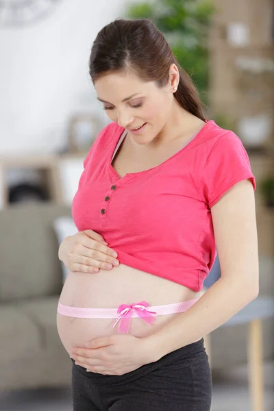 Vientre Mujer Embarazada Con Lazo Cinta Rosa — Foto de Stock