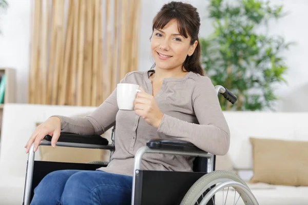 Piękna Szczęśliwa Kobieta Wózku Inwalidzkim Trzyma Filiżankę Kawy — Zdjęcie stockowe
