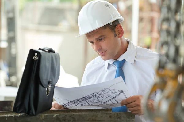 Constructor Capataz Trabajador Con Casco Buscando Planos —  Fotos de Stock