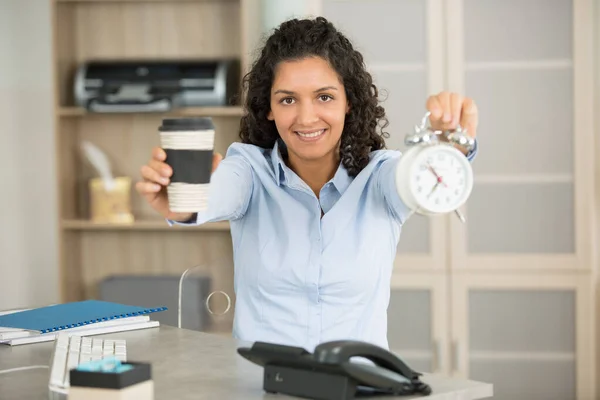 Trabajadora Oficina Sosteniendo Reloj Taza Café — Foto de Stock