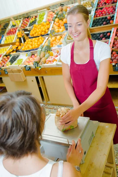 Gemüsehändler Bedient Einen Kunden — Stockfoto